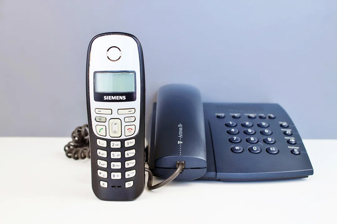 Najlepszy automatyzacja obsługi klienta call center - porównanie rozwiązań - Osoba korzystająca z aplikacji chatbota na telefonie