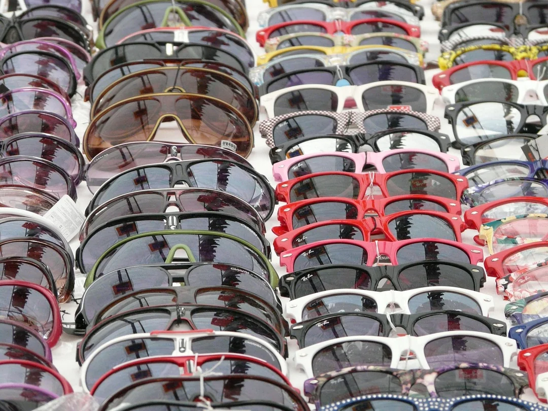 Jak działa automatyzacja sprzedaży firmy usługowej - sunglasses, glasses, sale, services