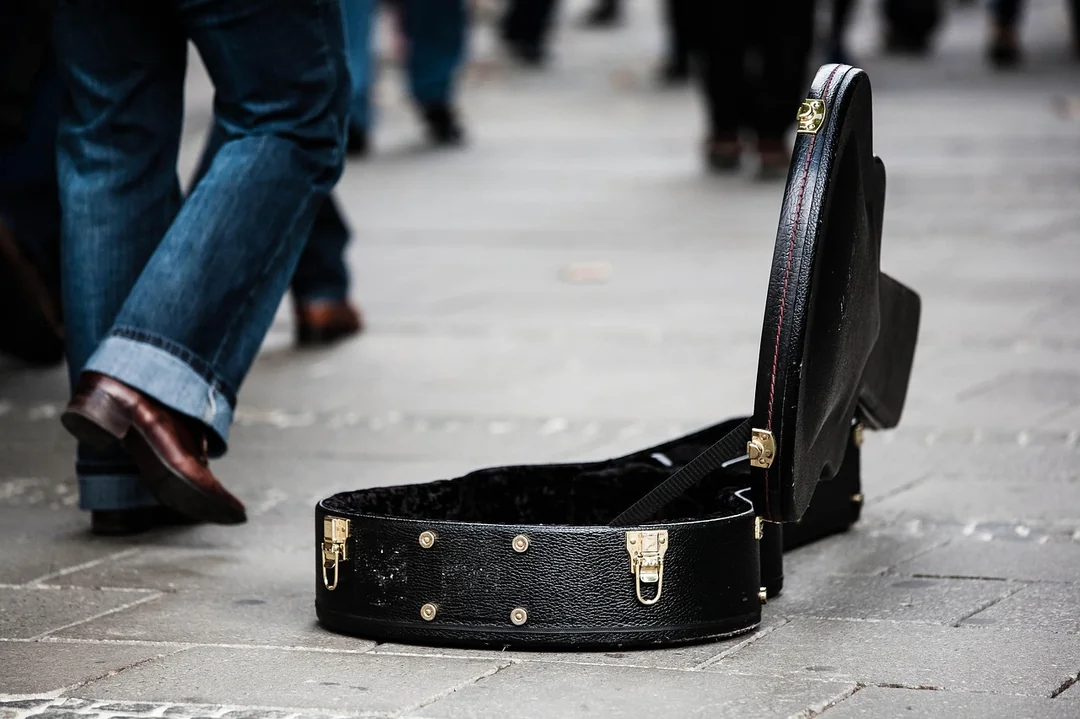 Chatbot dla hotelu w praktyce – scenariusze użycia - guitar case, street musician, donate, donation, musician, street performer, street performance, guitar case, donate, donate, 