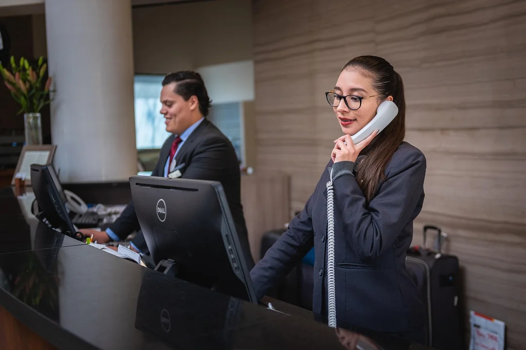 Chatbot dla hotelu - Kompletny przewodnik 2026 - ilustracja przedstawiająca Interfejs chatbot wyświetlony na ekranie smartfona