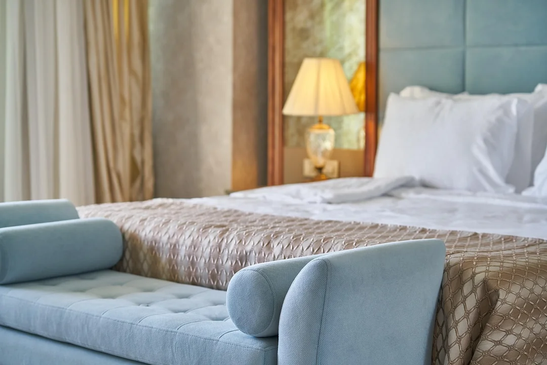 Automatyzacja rezerwacji hotelowych - klucz do efektywności - bed, hotel, luxurious, bedroom, hotel room, relax, vacation, hotel, hotel, hotel, hotel, hotel, bedroom, hotel room