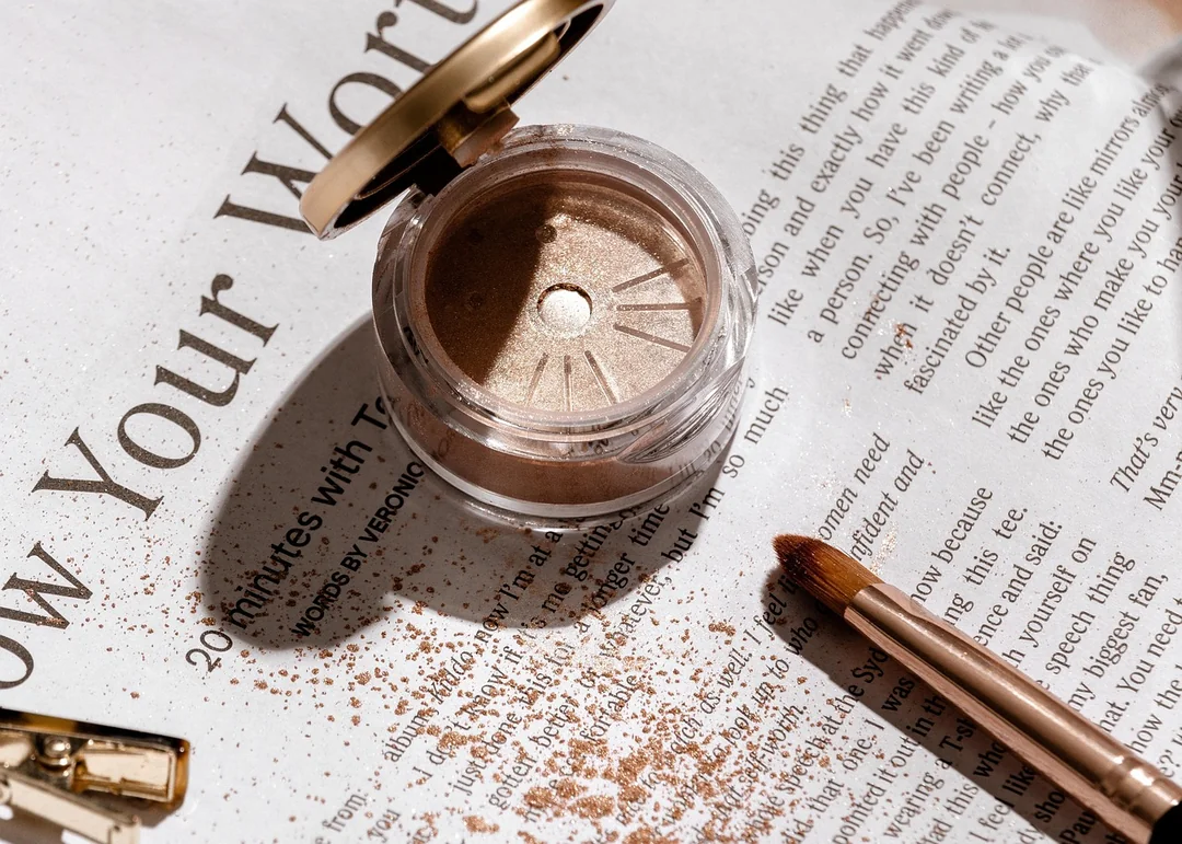 Jak wybrać najlepszy chatbot dla hurtowni kosmetycznej? - eyeliner, makeup, beauty, make-up, cosmetics, brush, makeup brush, glitter, gold, gold powder, fashion, makeup, makeup, makeu