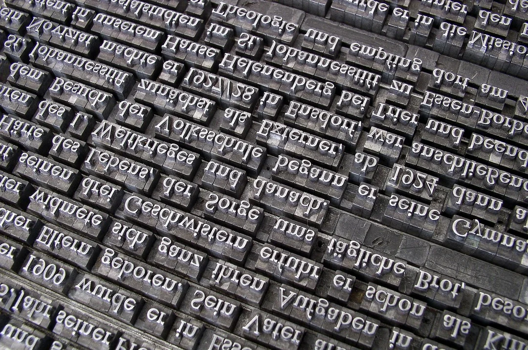 Chatbot do pozyskiwania leadów firmy usługowej w praktyce - writing, lead set, letterpress, gutenberg, letters, brief, case, typography, high pressure, set of quantities, rows, set, wor