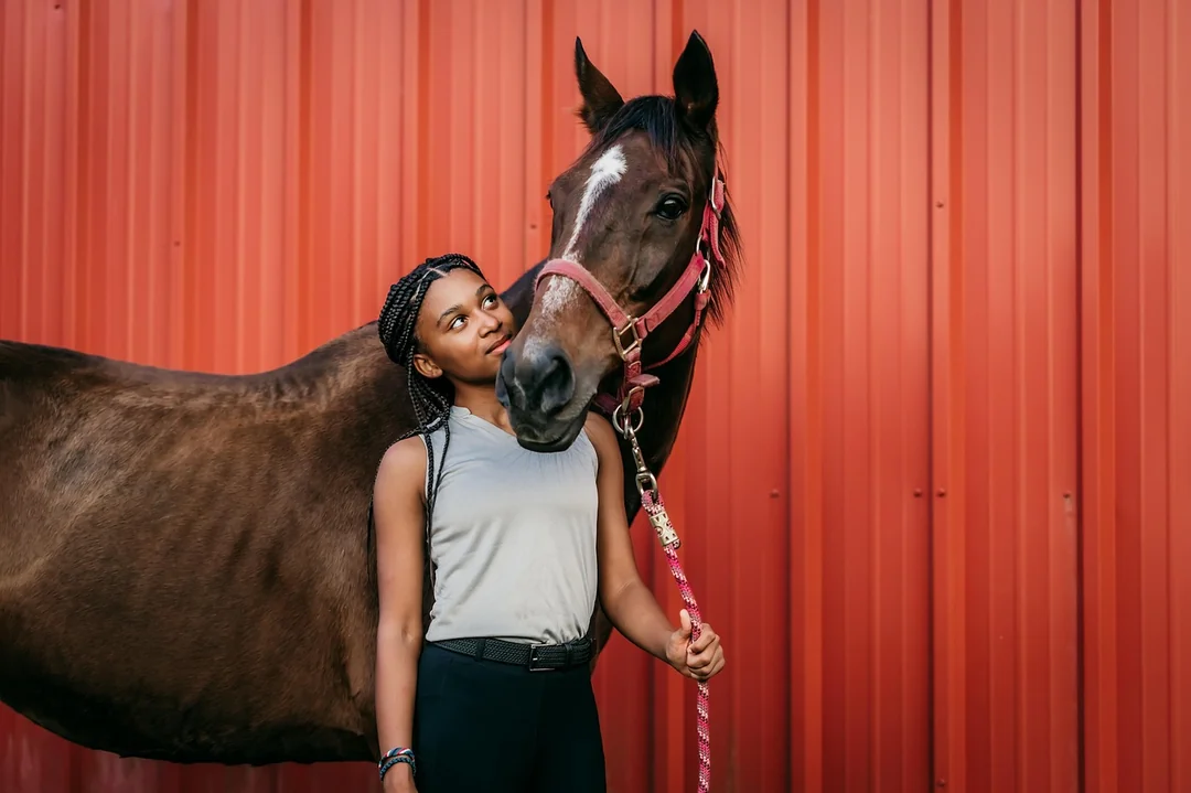Najlepszy chatbot do pozyskiwania leadów hurtowni - kluczowe funkcje - african american, woman, horse, nature, portrait, barn, farm, equestrian, equine, animal, mammal