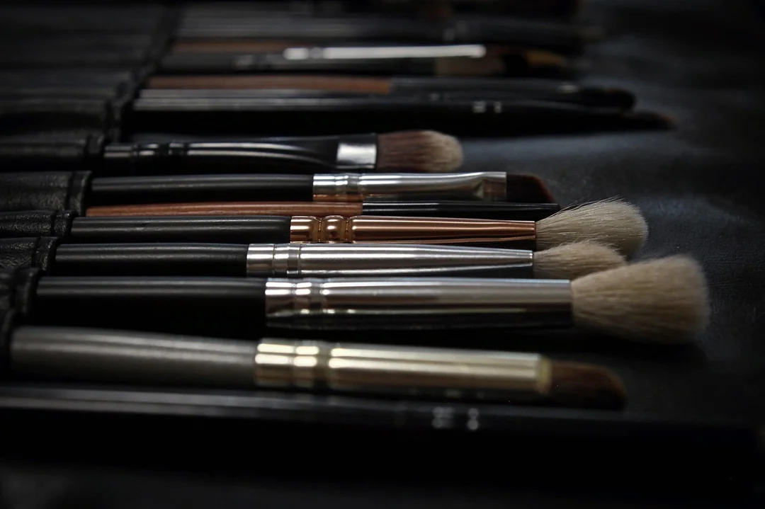 Jak działa chatbot do pozyskiwania leadów salonu kosmetycznego - makeup, beauty, muah, brushes, tassels, cosmetics, eyeshadow, palette, makeup artist, stylist, beauty salon, brush, highlight