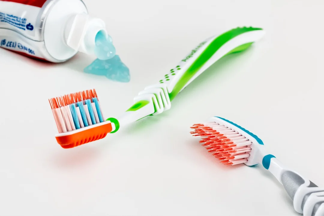 Najlepszy chatbot FAQ gabinetu stomatologicznego dla Twojej restauracji - toothbrush, toothpaste, healthcare, oral hygiene, dental, health, dentist, orthodontic, bathroom, fresh, hygiene, clean, toot