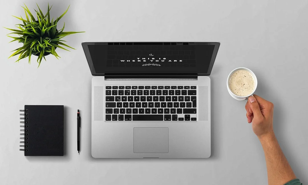 System rezerwacji online agencji nieruchomości 2026 - ilustracja przedstawiająca Interfejs system wyświetlony na ekranie smartfona