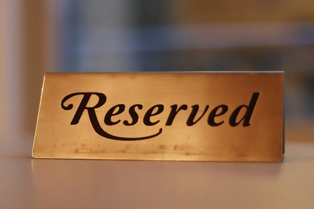 System rezerwacji online hotelu cennik i modele rozliczeń - Nowoczesna restauracja z cyfrowym systemem obsługi