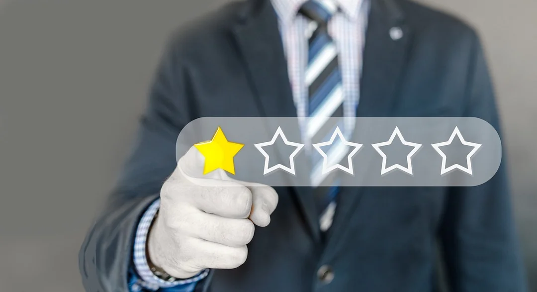 Dlaczego warto? Voicebot dla firmy usługowej opinie - criticism, write a review, review, star, hand, finger, turn on, switch off, company, entrepreneur, , man, necktie, criticism,