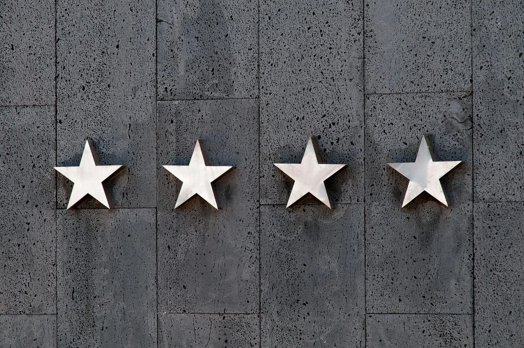 Najlepszy voicebot dla hotelu – na co zwrócić uwagę? - stars, rating, travel, four, hotel, quality, customer experience, premium, wall, metal, silver, service, best, review, holida