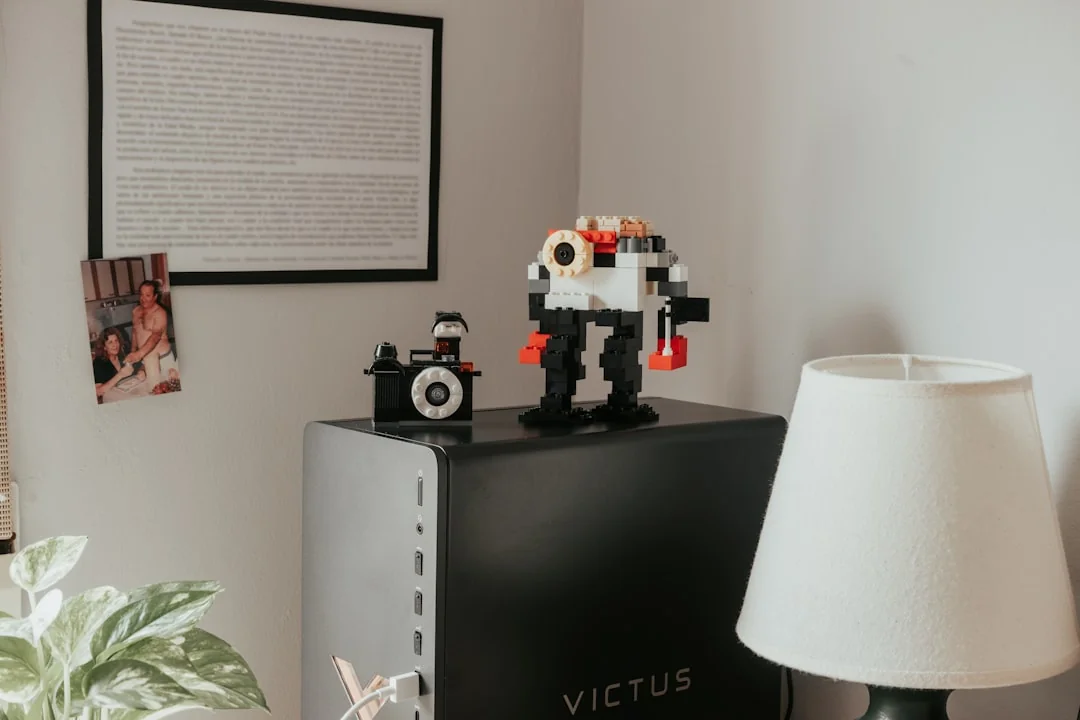 Najlepszy voicebot dla siłowni - kryteria wyboru - a table with a lamp and some legos on top of it
